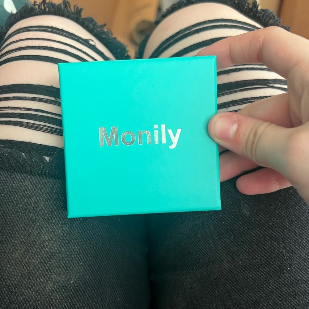 Monily bracelet with an E pendant